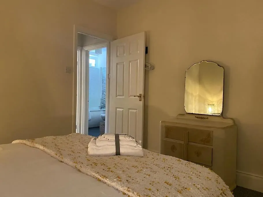 Dorset Villa Flat 2 At Pittville Lawn GLOUCESTERSHIRE Apartment